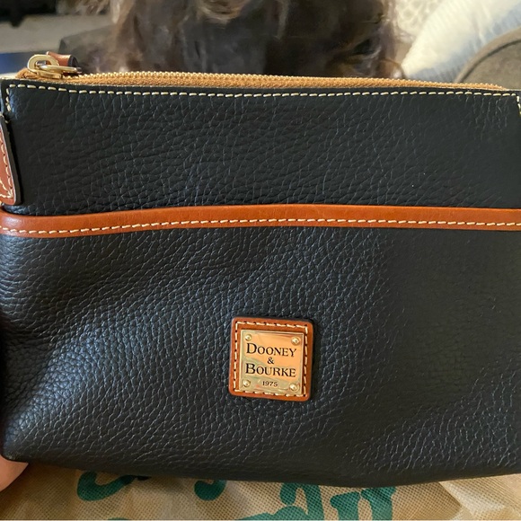 Black pebble leather Dooney and Bourke crossbody - Picture 2 of 10